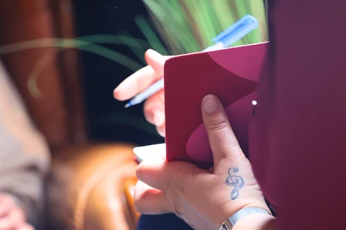 Accueil Gaya prend des notes pour construire la stratégie éditoriale instagram